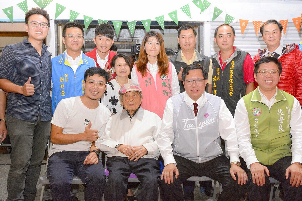 今日包括台灣文學之母鍾肇政、桃園市議員張肇良、市府副秘書長邱俊銘、青年局長陳家濬、民政局長湯蕙禎、研考會主委詹賀舜、龍潭區長鄧昱綵等，均共同出席該活動。 圖：翻攝桃園市政府官網