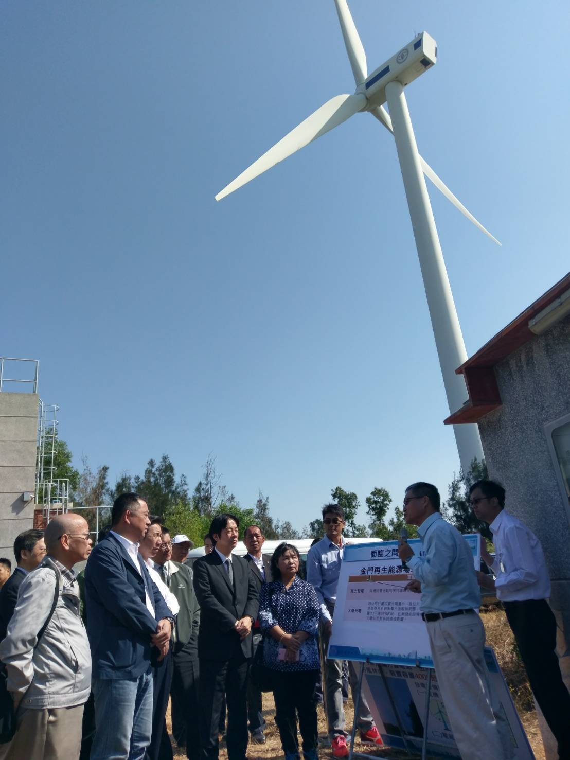 行政院長賴清德今(22)日視察金門金沙太陽光電系統。 圖：行政院/提供