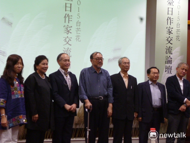 ２０１５年台日文學交流，左起黃美娥、陳怡蓁、藤井省三、柯慶明、李喬以及李喬文學研究泰斗的日本廣島大學教授三木直大。 圖：劉黎兒／攝