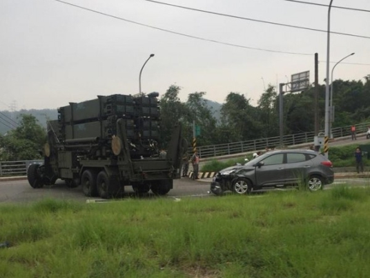 愛國者飛彈車因右轉車距過長彎不過，直接到車才釀禍。 圖：取自爆料公社粉絲團