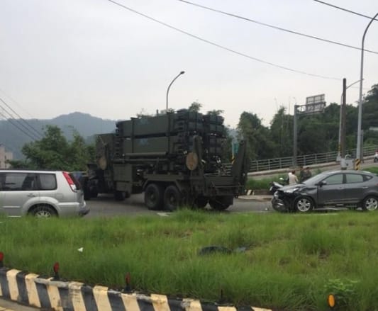 飛彈車轉彎時與後方轎車發生擦撞，造成轎車車頭毀損，所幸沒有傳出人員傷亡。 圖：取自爆料公社粉絲團