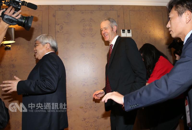 台積電23日舉辦30週年慶活動，邀請客戶、員工、供應商、投資人及來自政府與社會各界的夥伴，一同共襄盛舉，論壇在君悅酒店舉行，蘋果（Apple）營運長威廉斯（Jeff Williams）（中）擔任論壇與談人，共同擘劃半導產業的發展趨勢與藍圖。 圖 : 中央社