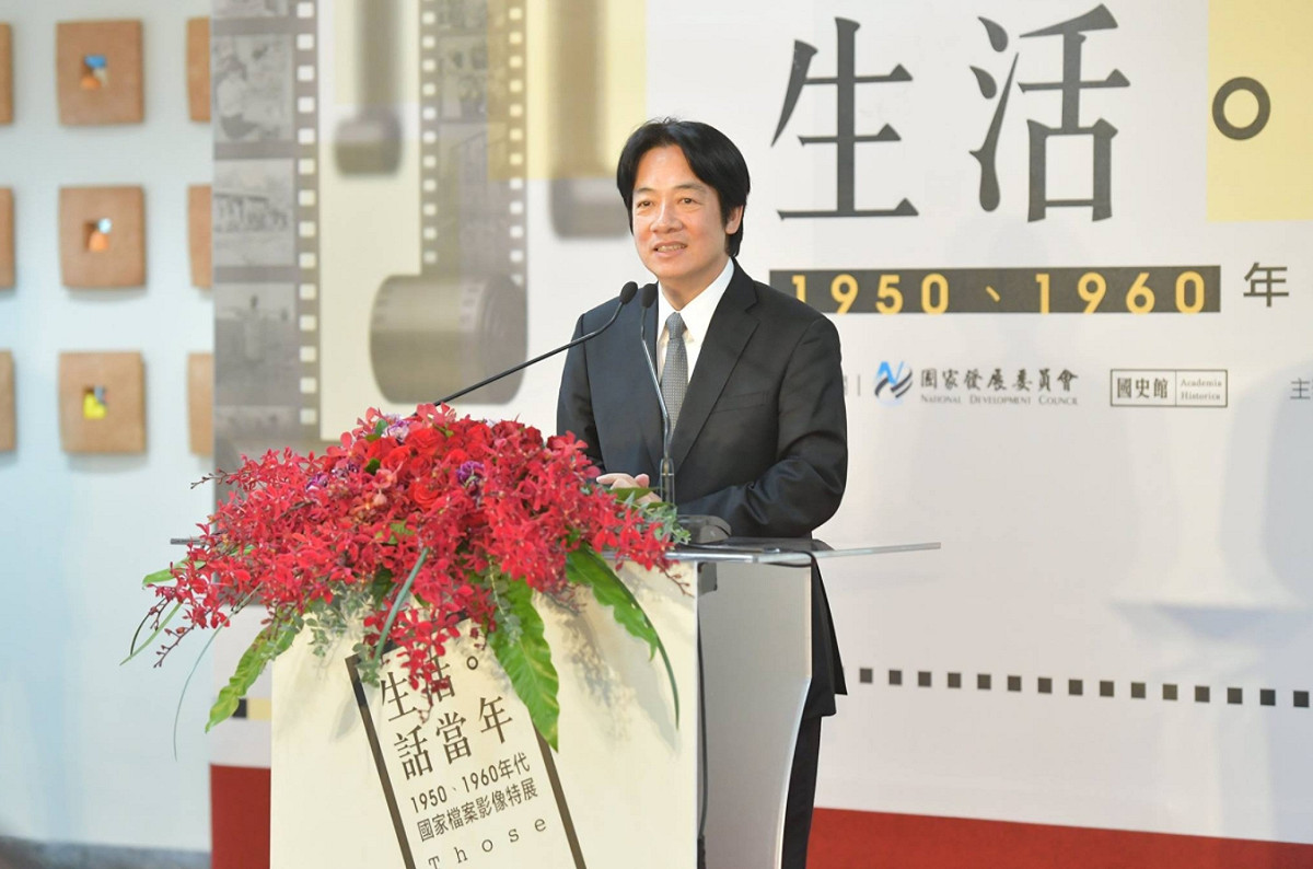 行政院長賴清德今（23）日出席國家發展委員會檔案管理局主辦之「生活．話當年—1950、1960年代國家檔案影像特展」新莊展次開幕儀式。 圖：取自賴清德臉書