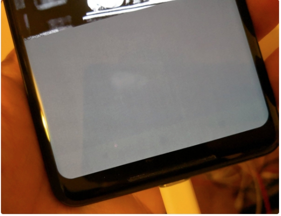 AndroidCentral的編輯Alex Dobie在其推特上發文，表示才用七天就變成這樣。 圖：翻攝自Alex Dobie推特