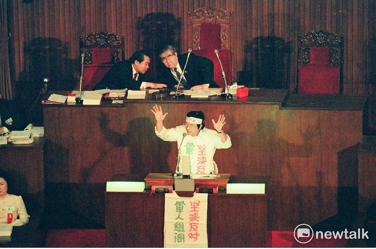 圖說：1990年5月傳出李登輝提名軍頭郝柏村進行組閣，引爆學生教授往上街頭，戴振耀等民進黨立委等，在立法院也展開抗議行動。 來源：邱萬興提供