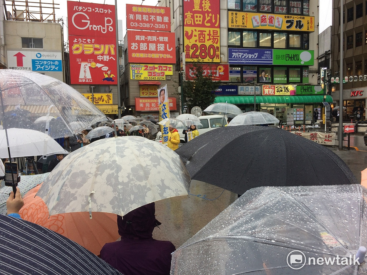 民主立憲黨有日本年輕人支持，不畏風雨，也拼命跟著喊「還我政治】終於讓民主立憲黨當選55人。 圖 : 劉黎兒/攝