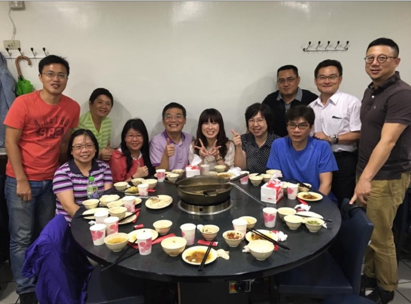 新北市經發局被形容各科都很操，其中招商科長柯天祥 （立者右三）屬埋頭苦幹型公務員。圖為經發局幹部聚會歡送同仁離職情形。 圖：翻攝經發局副局長黃正誠臉書