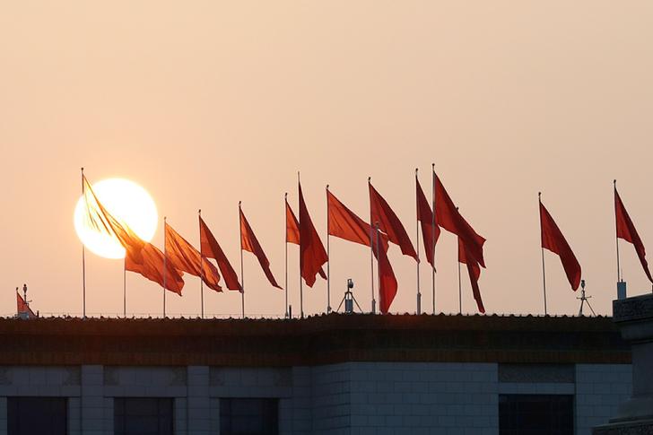 十九大閉幕前，外國媒體捕捉到的人民大會堂上空夕陽餘暉。 圖：達志影像/路透社