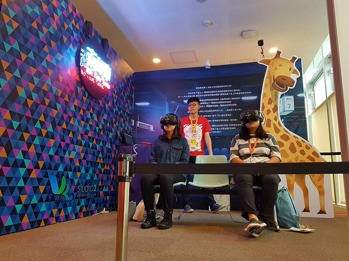 「高雄VR Film Lab」邀請影迷走入每部VR電影專屬的場景，彷彿擁有了「任意門」，能夠「身歷其境」 圖：高雄市立圖書館/提供