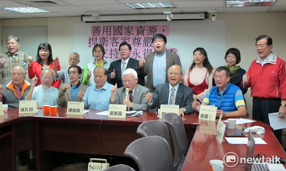 本土客家社團24召開記者會高呼「善用國家資源、支持李永得主委」等口號。 圖：林朝億/攝