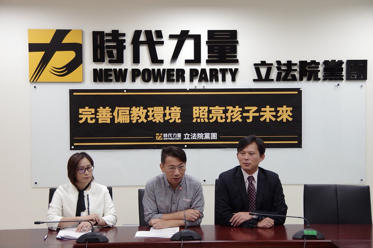時代力量今 (24) 日舉行黨團會後記者會，同時公布時代力量版的「偏遠地區學校教育發展條例」草案。 圖：時代力量/提供