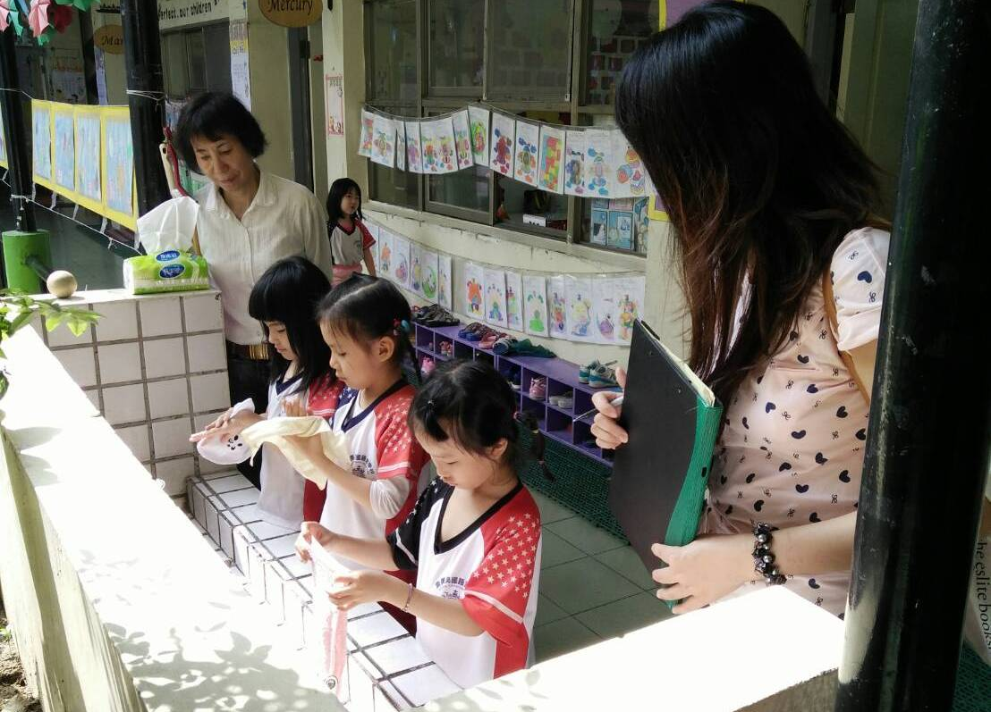 今(7)天疾管署公布國內新增1例腸病毒D68型重症確定病例，南部5歲女童10月中旬因高燒、流鼻水、咳嗽、暈眩等症狀就醫，之後因出現下肢無力的神經系統重症病徵，且持續惡化再度就醫並收治住院，經疾管署檢驗確診；個案目前仍住院治療下肢無力症狀中，同住家人均無疑似症狀。 圖：新頭殼資料照片