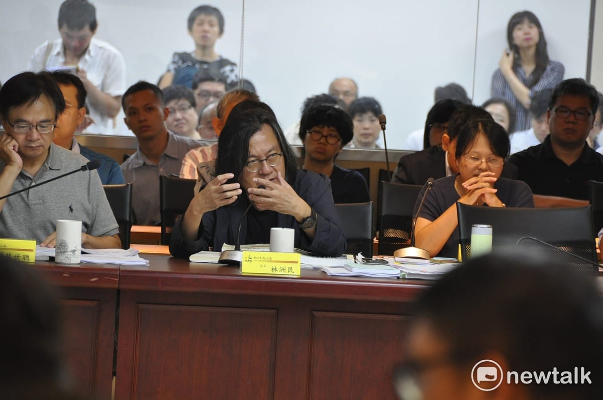 陳茂通故居案，遭文資審議案投票否決。文資提報人質疑，都發局長林洲民(圖中)沒有迴避；卻以都發局長身份發言、文資委員身份投票，一場嚴重向都更傾斜的文資審議。這是不是「先畫靶、再審議」?普遍存在於地方文資審議的現象。 圖：陳香蘭／攝