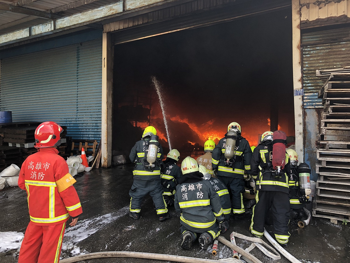 高雄橋頭區甲樹路鋁門窗工廠今天下午1點多發生火警。 圖：高雄市消防隊/提供