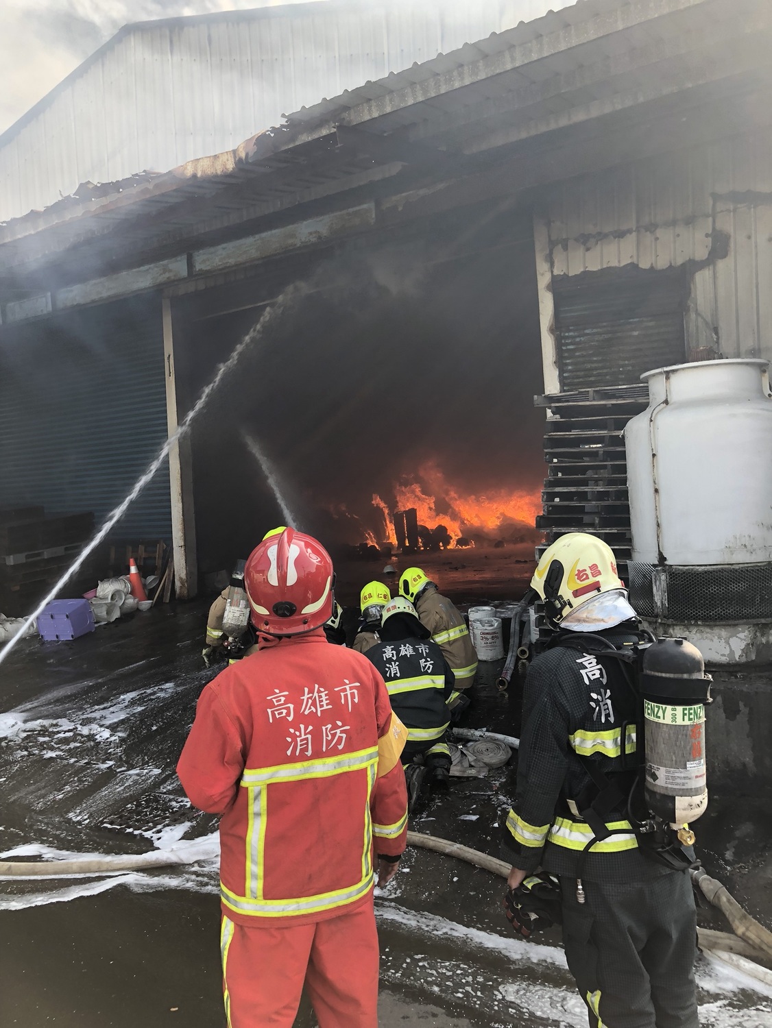 高雄橋頭區甲樹路鋁門窗工廠今天下午1點多發生火警。 圖：高雄市消防隊/提供