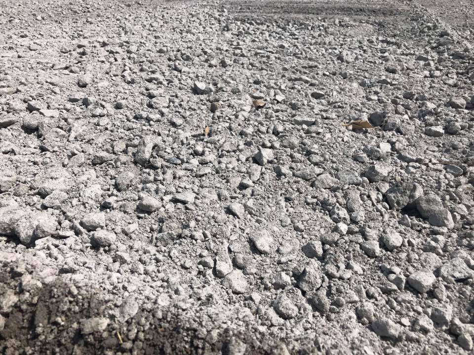 嘉義縣明年將台灣燈會，停車場預定地使用的高爐石舖設替代級配，引起外界關注，議員詹琬蓁也在臉書提出質疑。 圖：翻攝自嘉義縣議員詹琬蓁臉書