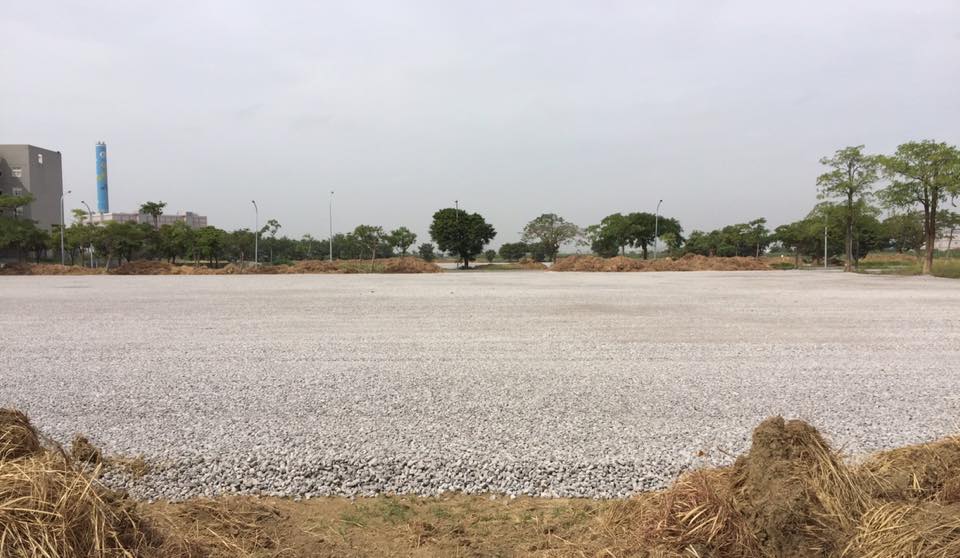 嘉義縣明年將台灣燈會，停車場預定地使用的高爐石舖設替代級配，引起外界關注，議員詹琬蓁也在臉書提出質疑。 圖：翻攝自嘉義縣議員詹琬蓁臉書