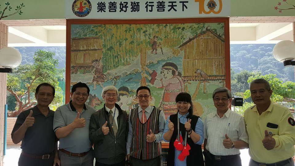 自由國小新牆面揭幕，由林春節（右三）設計。 圖 : 自由國小/提供