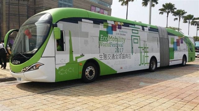 高雄市引進全台首見長18公尺的雙節式低地板純電動巴士，今天起至10月31日在高雄上路試行。 圖：高市交通局/提供