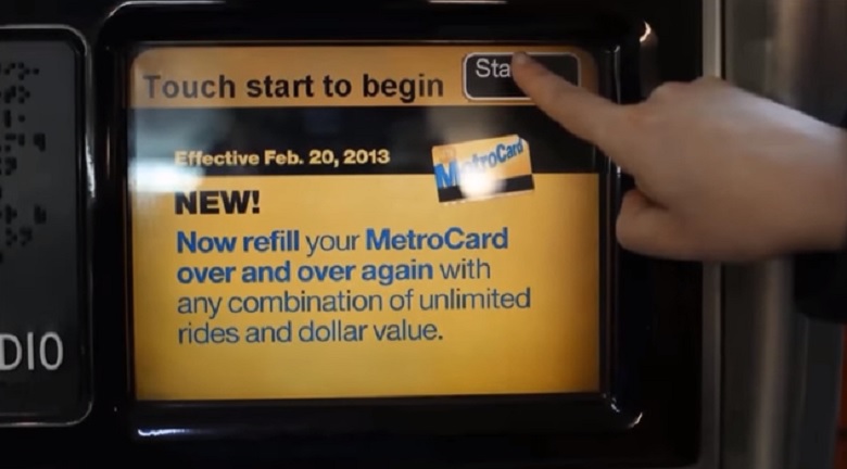現行紐約地鐵站的進出票證MetroCards磁卡將逐漸淘汰，明年底開始，乘客只須朝地鐵旋轉閘揮一下手機、信用卡或簽帳卡就可進站。 圖：翻攝youtube
