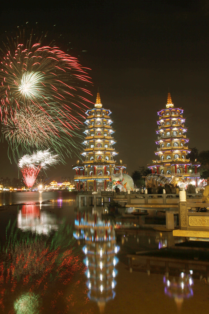 高雄蓮池潭春秋閣夜景絢爛，融合古今，是夜遊好去處。 圖：翻攝交通部觀光局網站