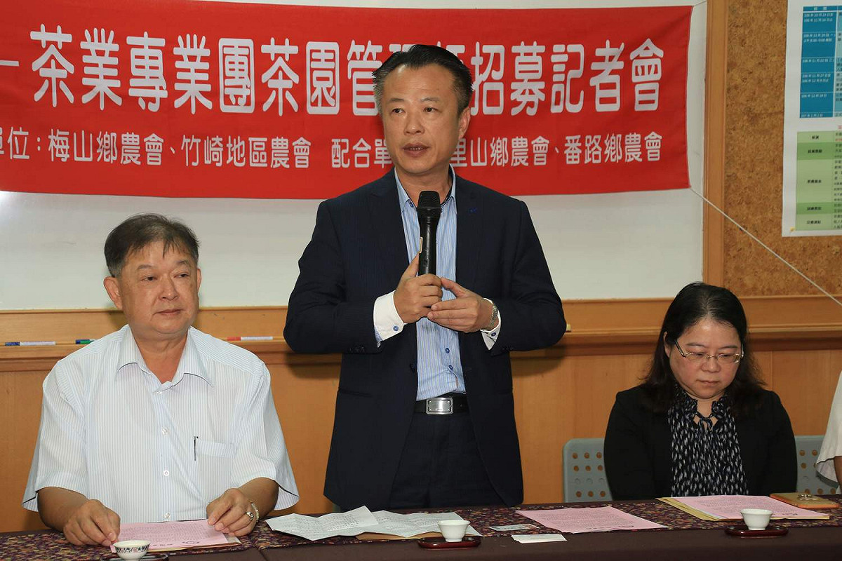 農委會副主委翁章梁24日現身梅山為新的農業政策宣導，被視為宣佈參選的暖身活動。 梅山農會提供/資料照片