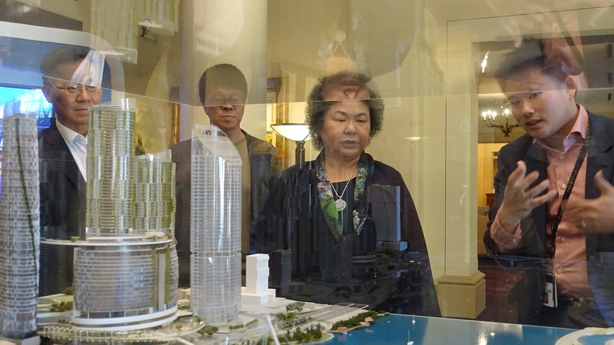 陳菊參觀皇后碼頭計畫願景圖。 圖 : 高雄市政府/提供
