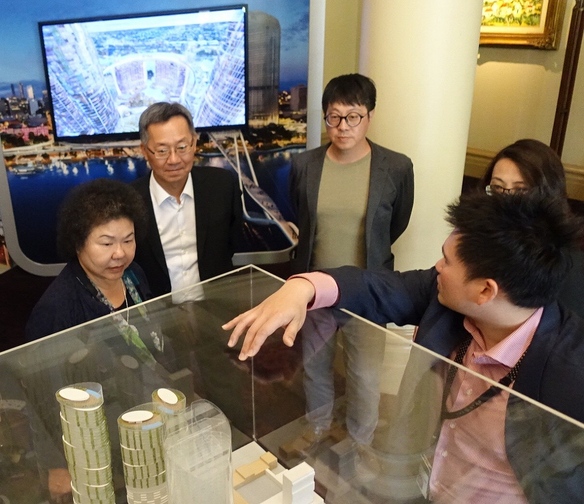與會人員說明計劃的未來發展性。 圖 : 高雄市政府/提供
