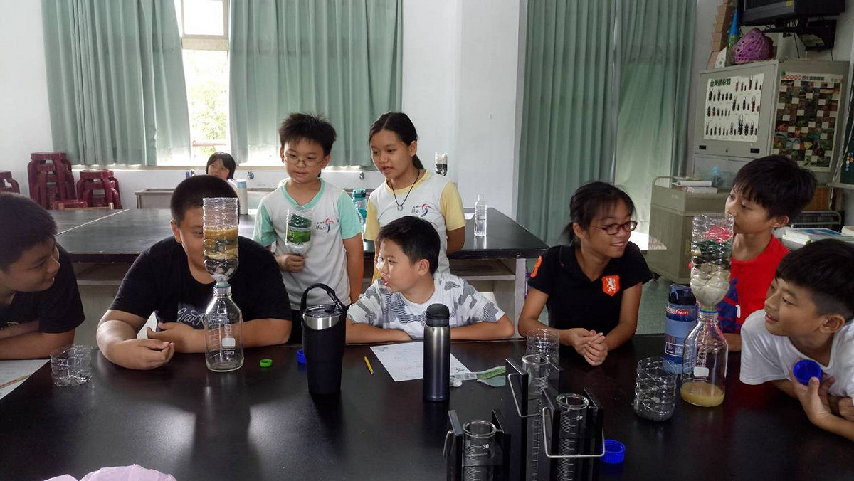 大樹區龍目國小學生自製簡易式濾水器，藉由趣味性問答互動教學、有獎徵答及實作體驗讓學童了解淨水器原理。 圖：高雄市環保局/提供