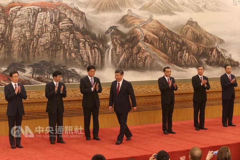 中共19大專題中共第19屆中央委員會第一次全體會議（1中全會）新選出的中央政治局常委，中共總書記習近平（中）與常委韓正（左起）、王滬寧、栗戰書、李克強、汪洋、趙樂際亮相，常委們歡迎習近平致詞。 圖 :  中央社