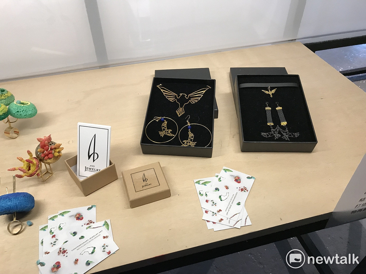 「翱翔黑鳶」飾品，以基隆市鳥黑鳶為元素設計。 圖 : 周煊惠 / 攝