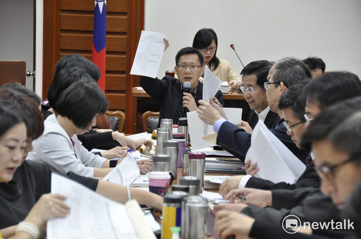 立法院教育及文化委員會今（25)日審查「偏遠地區學校教育發展條例」草案，為了解決、穩定偏鄉教師荒，未來公費教師或專聘教師都得綁約六年，表現優良的專聘教師可以再延續聘六年。 圖 : 陳香蘭/攝
