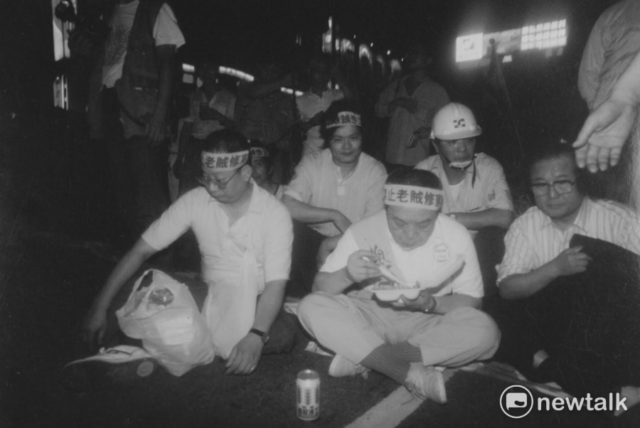 1991年4月，戴振耀、盧修一在立法院被打到住院，激化「417反老賊修憲」大遊行聲勢，靜坐街頭吃便當者為當時民進黨主席黃信介。 圖：邱萬興提供