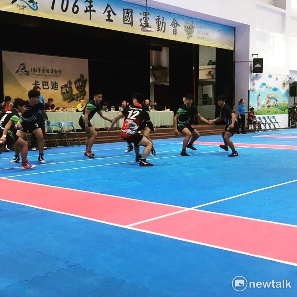 什麼是卡巴迪?國家地理頻道的節目稱它「印度古老運動：卡巴迪」。對台灣人而言，簡單說，比較像「戰鬥版的老鷹捉小雞+搶國寶」。防守者三組兩兩牽手，一字弧形排列狀，團結包圍攻擊手，趁其腳點入第二條線要搶分時，捉其攻擊彈簧腳時，摔撲擒抱，集結群力壓制的攻擊手，使他出局。 圖:選手提供