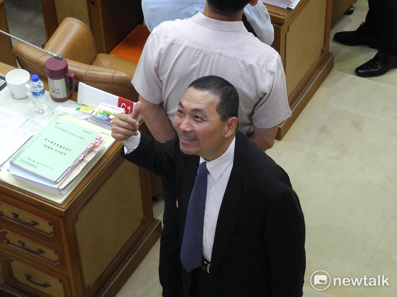 侯友宜對參選市長議題轉趨低調，今天下午寧願待在議場，不願出面受訪。 圖：王峻昌/攝