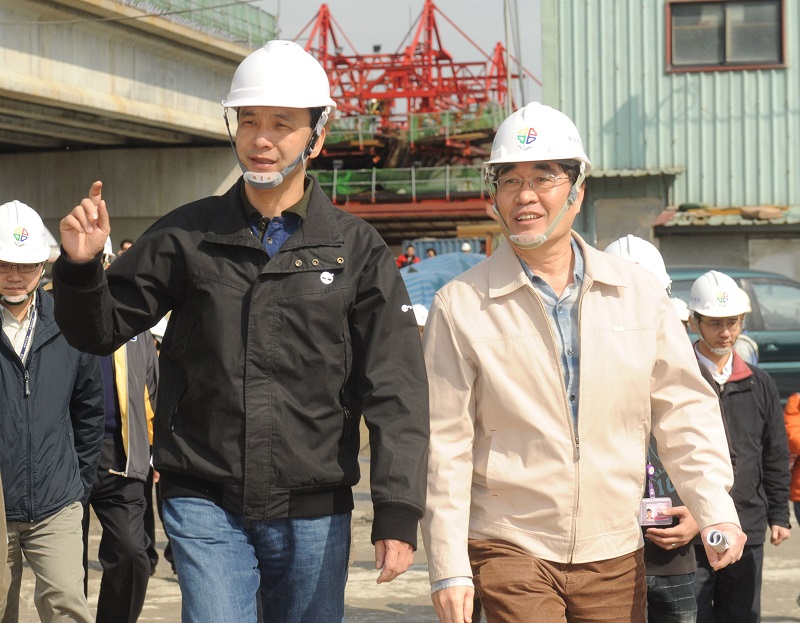 工程出身的李四川（右），擔任過副縣長及副市長，不願與「前老闆」周錫瑋競爭。 圖：新北市府提供