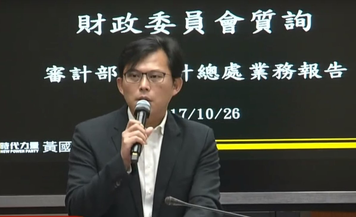 時代力量立委黃國昌：立院議事規則解釋由立院決定，不容政院說三道四。圖為黃國昌在國會質詢畫面。 圖：翻攝國會質詢直播
