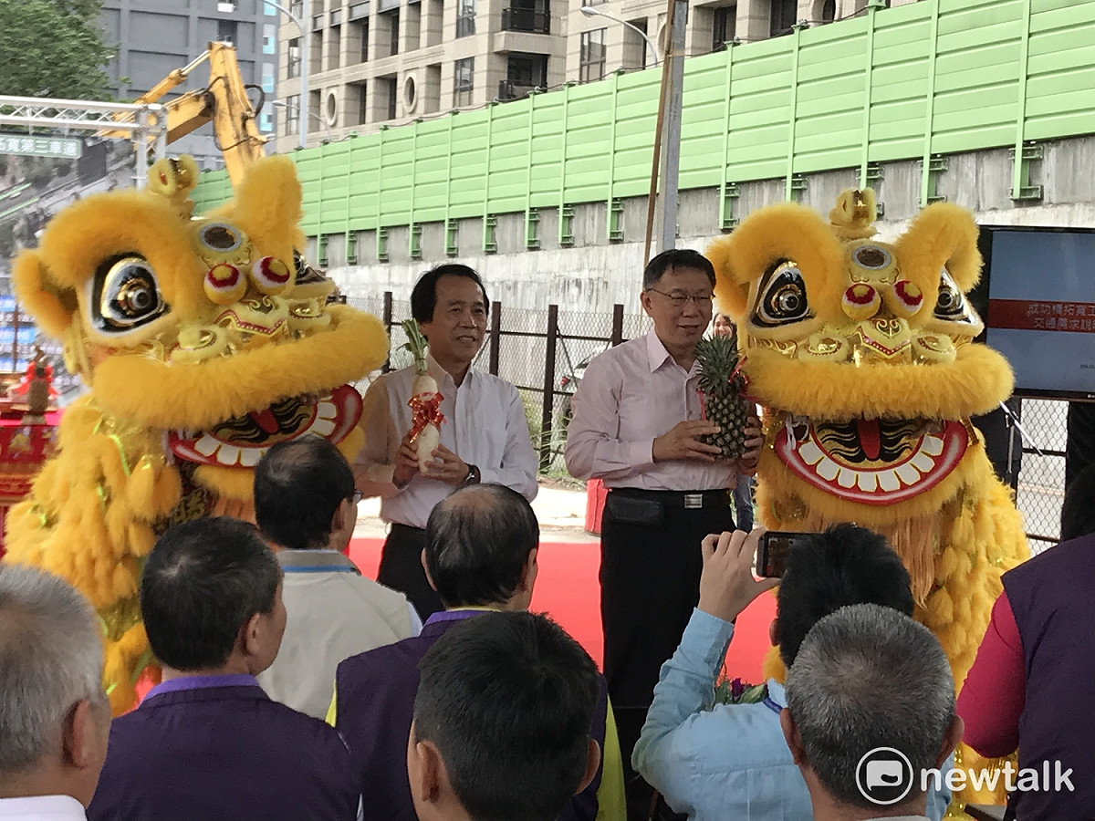 台北市長柯文哲（右）與副市長林欽榮（左）上午出席成功橋拓寬工程開工典禮。 圖：周煊惠 / 攝