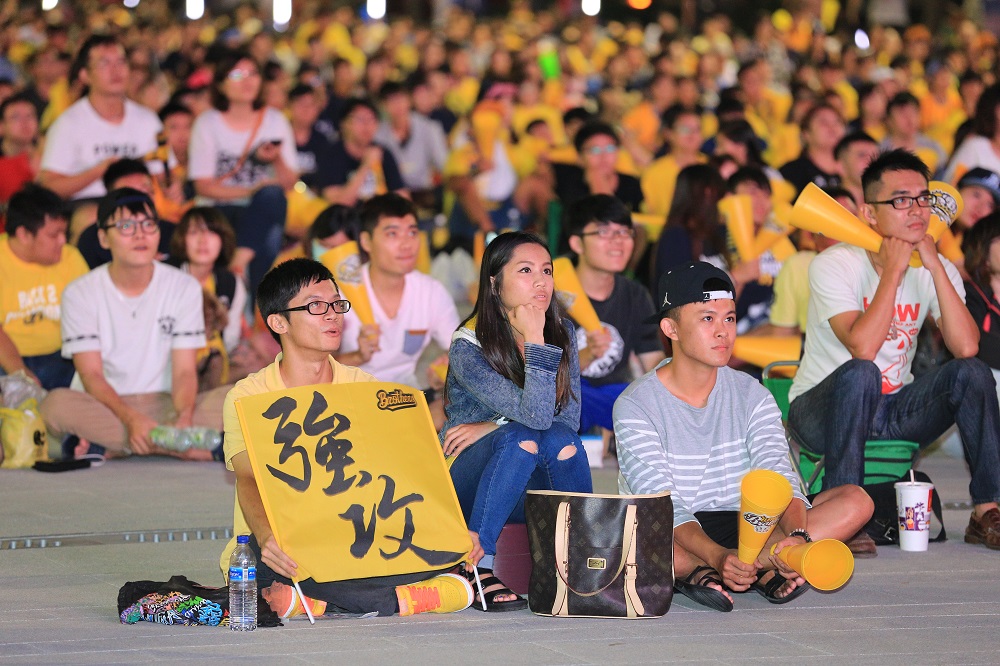 台中市政府比照去年，今年依舊在市府廣場直播職棒總冠軍賽。 圖 : 台中市政府/提供