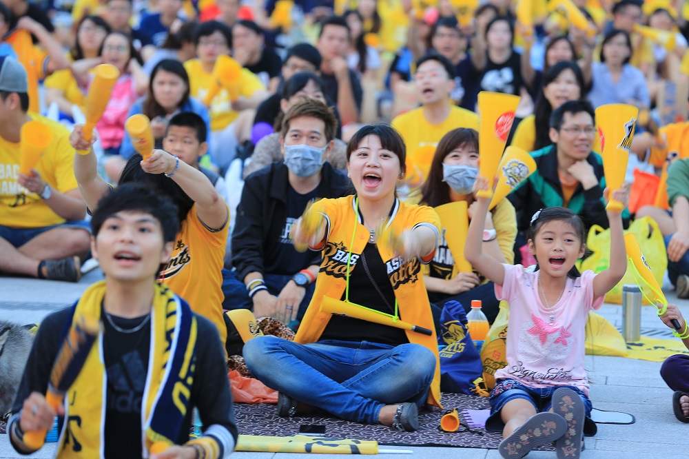 台中市政府比照去年，今年依舊在市府廣場直播職棒總冠軍賽。 圖 : 台中市政府/提供