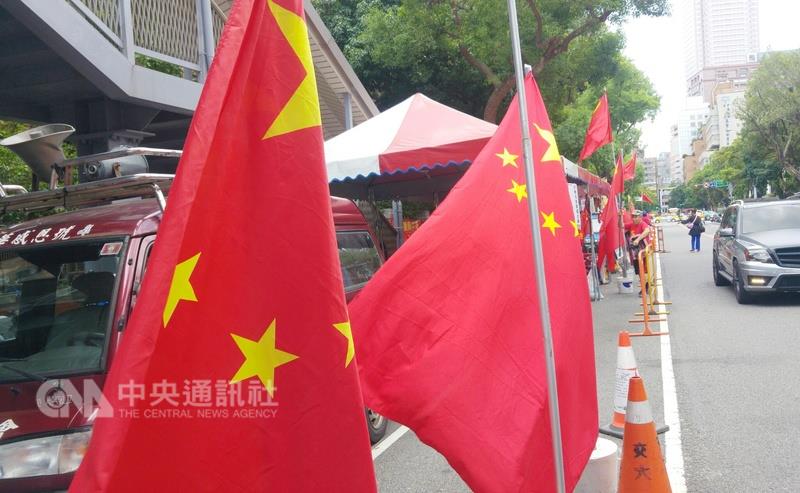 民眾在提點子平台提更改時區、禁掛五星旗等議題，國發會與相關單位協調後，時區由內政部主政，督促企業設立托兒設施由勞動部，禁掛五星旗則請陸委會確認可處理範圍。圖為台北市街頭掛五星旗。 圖 : 中央社