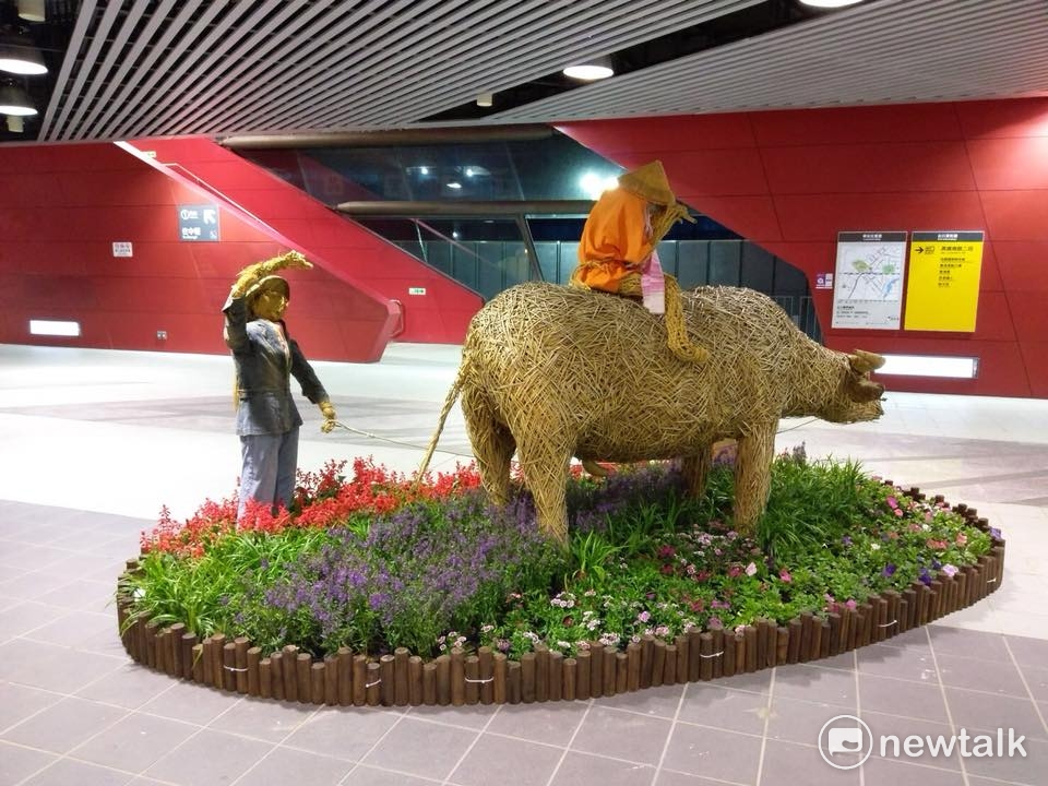 搭乘機捷到桃園花彩節賞花，在機捷A10、A19站，即能欣賞到芭里社區為花彩節草編設計的裝置藝術喔! 圖:桃園市農業局提供
