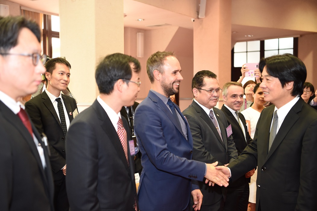 閣揆賴清德今（26）天下午接見金商獎中外得獎企業及相關獎項得獎單位。 圖：行政院/提供