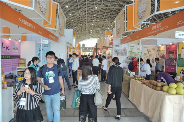 高雄國際食品展今(26)天在高雄展覽館盛開幕，吸引399家海內外食品業者、802個攤位參展。 圖：高雄市政府/提供