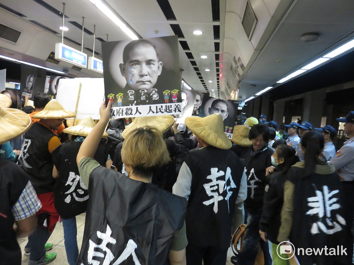 關廠工人重回當年臥軌的台北車站抗議。 圖 : 周煊惠 / 攝