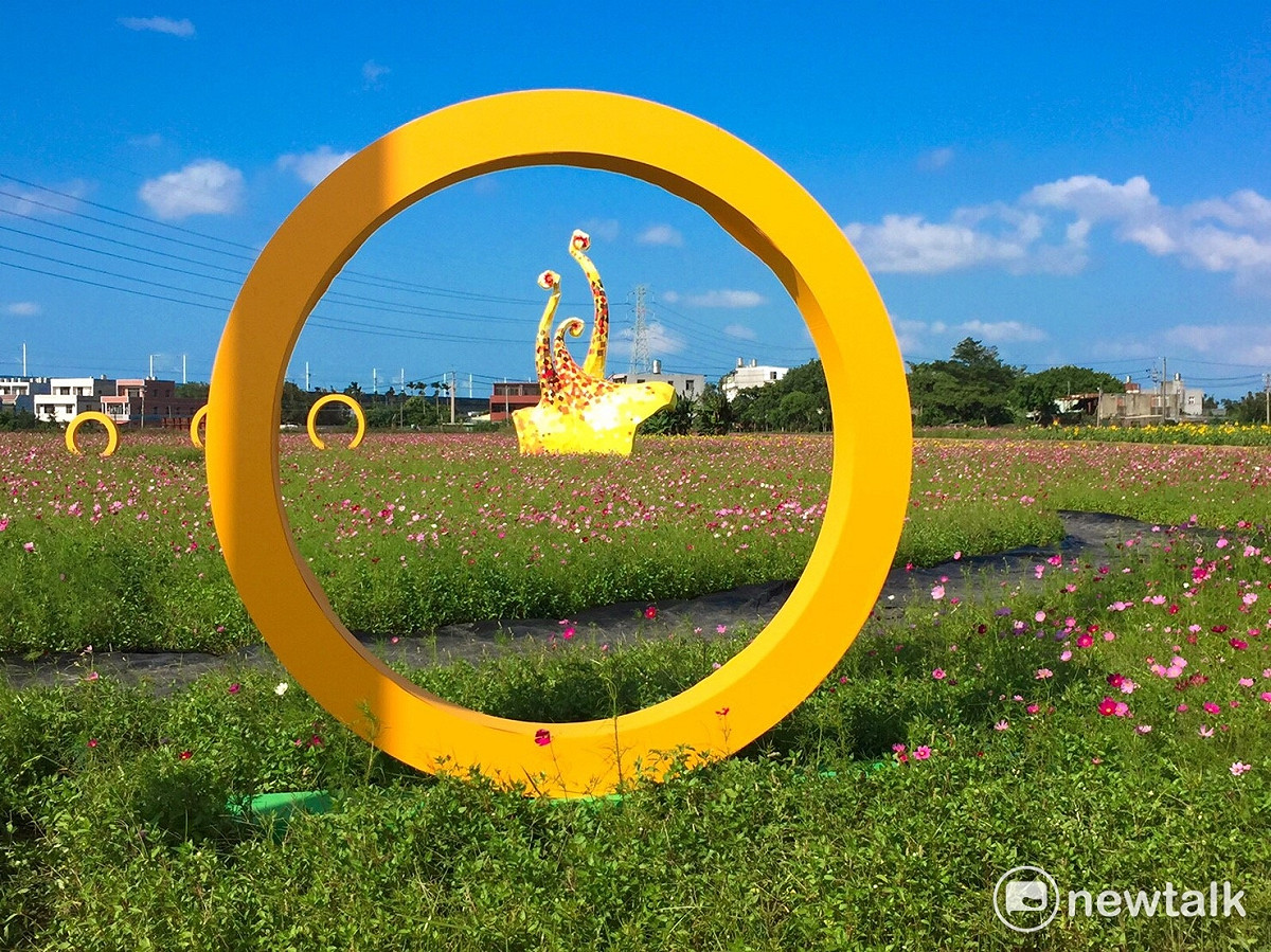 楊梅展區設置了不少奇特看板及圓圈，從圓圈中望出去，完整的「婆娑世界」就全被鎖進鏡頭中，創造出另一種美感。 圖：丘秝榕／攝