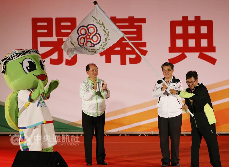 106年全國運動會閉幕典禮26日在宜蘭運動公園進行，會上宜蘭縣代理縣長吳澤成（左）將會旗交接給桃園市副市長游建華（右），下屆全運會將由桃園市主辦。 圖 : 中央社