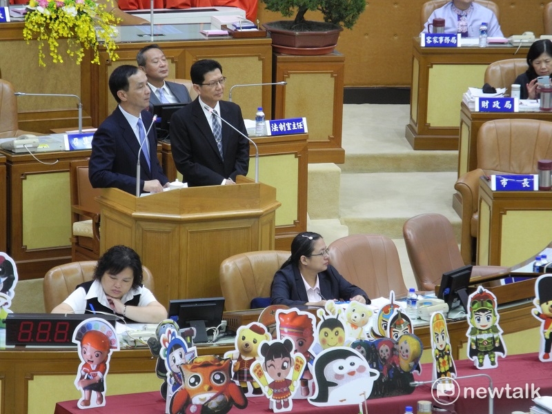 新北市政風處長李黎顯陪朱立倫答詢，說明票選廉政吉祥物的意義。 圖：王峻昌/攝