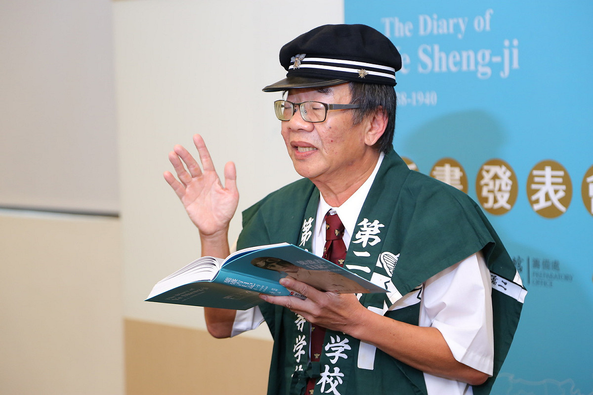 成大退休教授葉光毅，穿著父親葉盛吉醫師高二時期的服飾，他希望父親的遭遇能轉換成公共財，讓世人瞭解父親堅定的理念及時代的遭遇。 圖：文化部國家人權博物館籌備處／提供