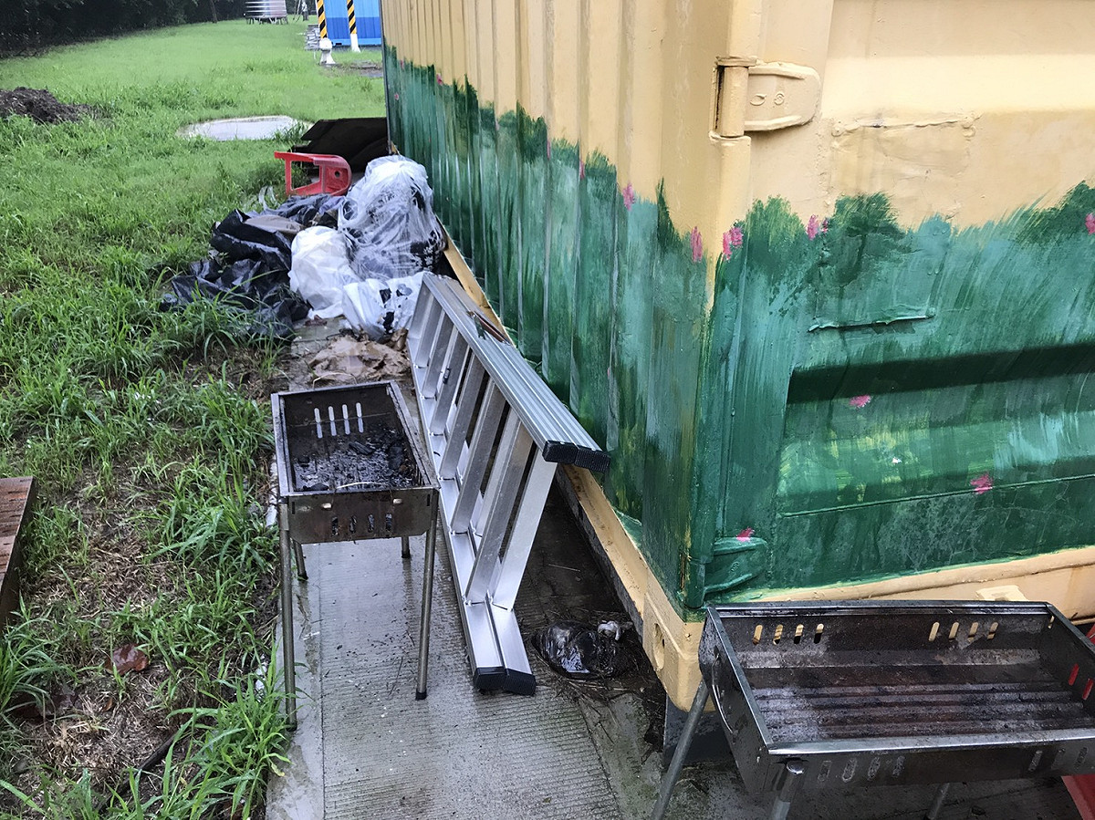 八里文化露營公園中，仍有民眾露營過後未整理的痕跡。 圖：民進黨新北市議會黨團/提供